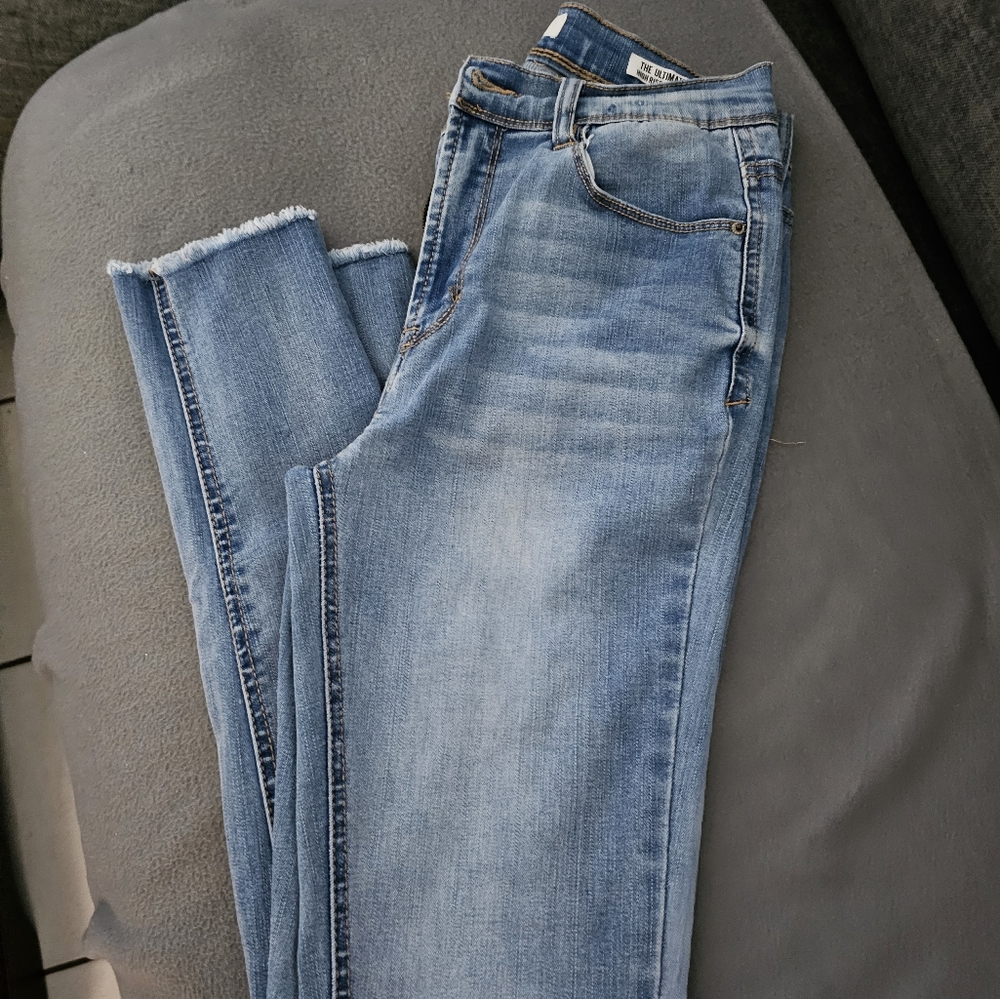 Womens Kensie high rise faded jeans! Size 2/26! Worn twice!